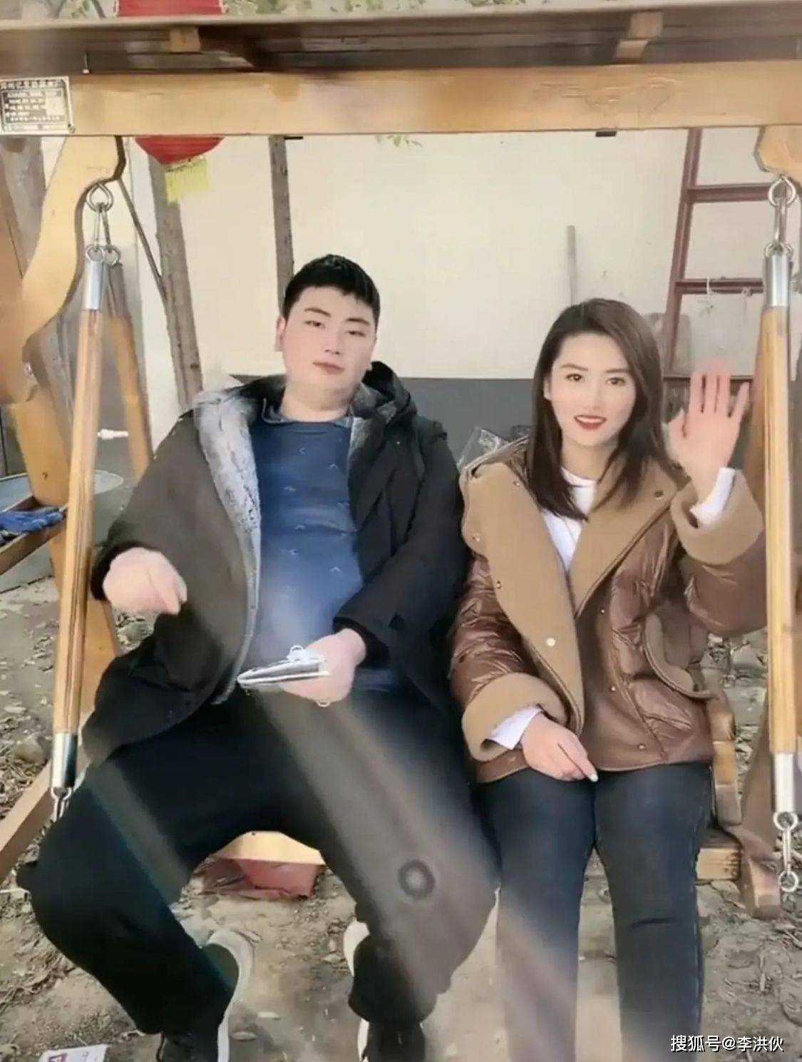 货,离婚后立马相亲,被与亚男同名的女生拉横幅求婚_陈亚男_女孩_流量