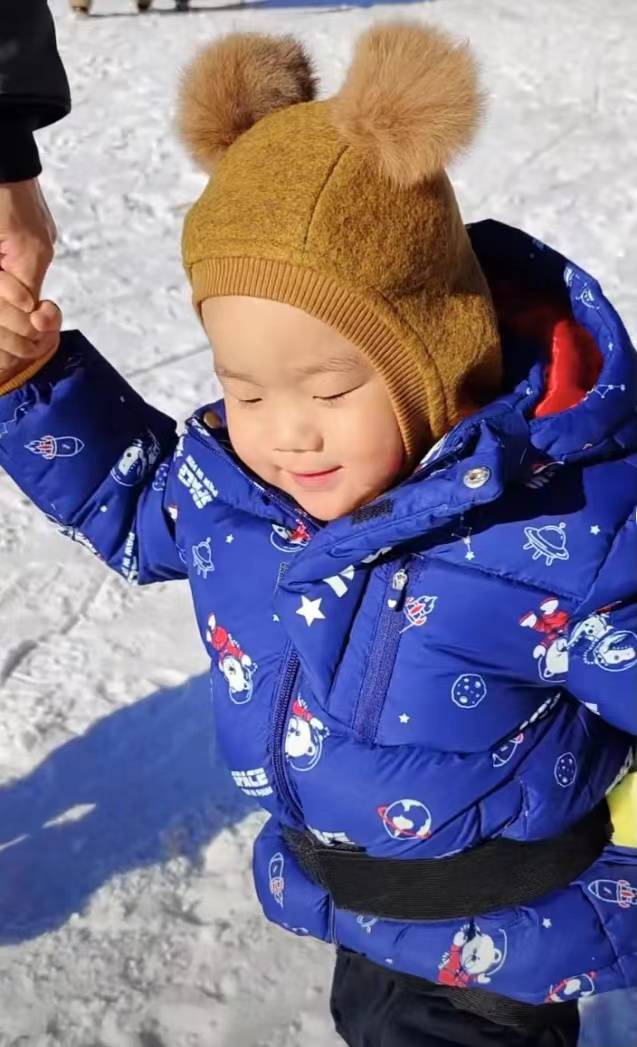 滑雪|中国女排前队长抱儿子滑雪，扔雪球打雪仗，魏秋月遭爱子一记扣杀