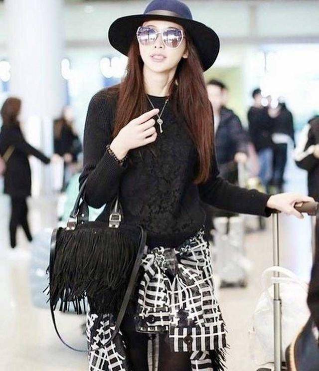 林志玲 一身黑色也可以很时尚！林志玲身穿黑色皮衣搭配礼帽，优雅精致