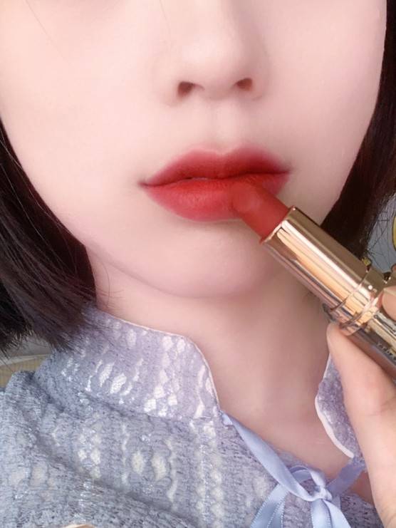 饱和度今年秋冬丝绨彩妆的这款口红太上头了