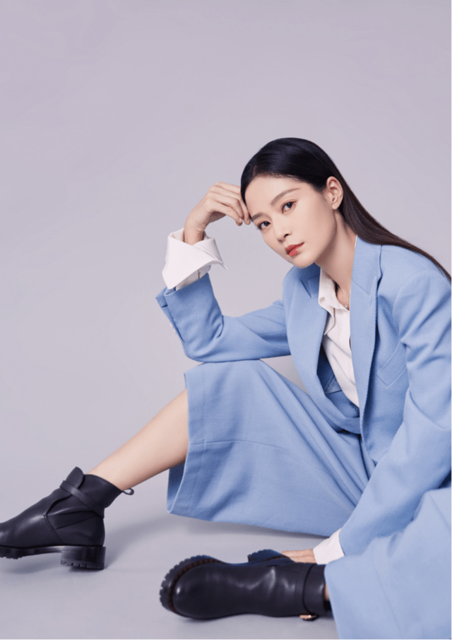 王媛可 王媛可太有“国际范”,身穿蓝色西装干练利落,高级精致