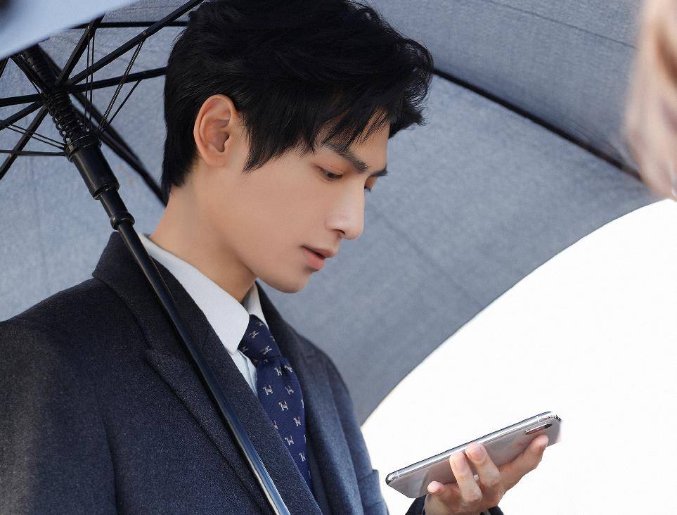 职业|白鹿片场近照，穿晚礼服在江边夜奔，吸溜鼻涕被冻坏