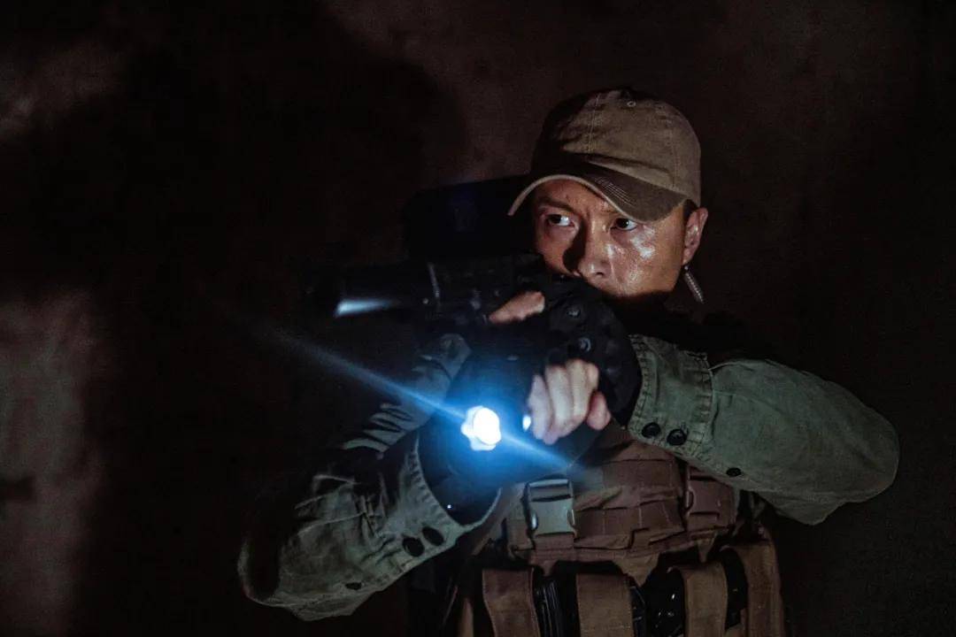 电影|万国影视参演王浩信军事动作电影《兵王之绝境狙杀》定档12月21日！