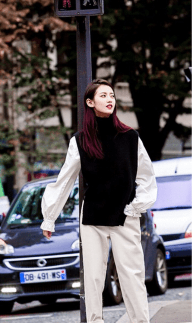 感觉 陈钰琪到底有多美?浅灰色大衣温柔优雅,酒红色长发妩媚妖娆