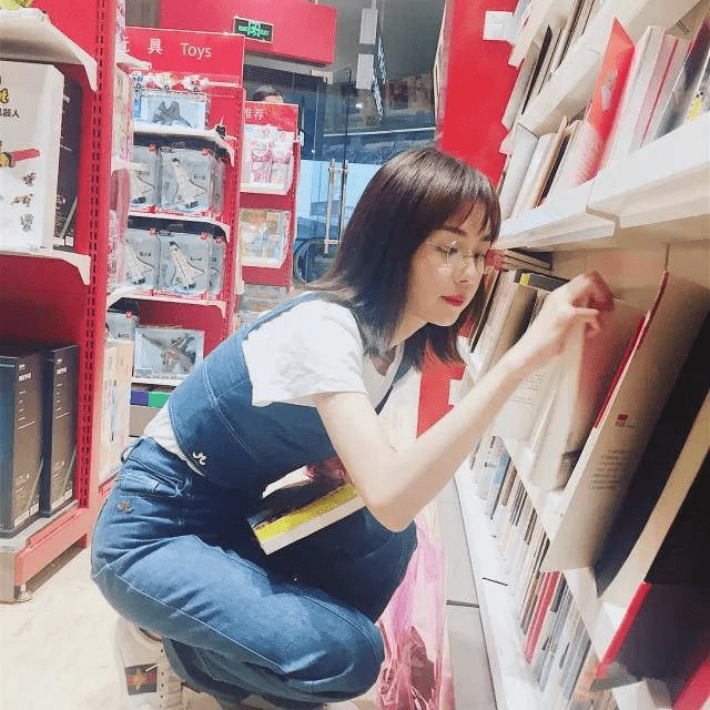 显得 郑合惠子这衣服没啥穿的必要,露着一大截肩膀,显得身材真棒