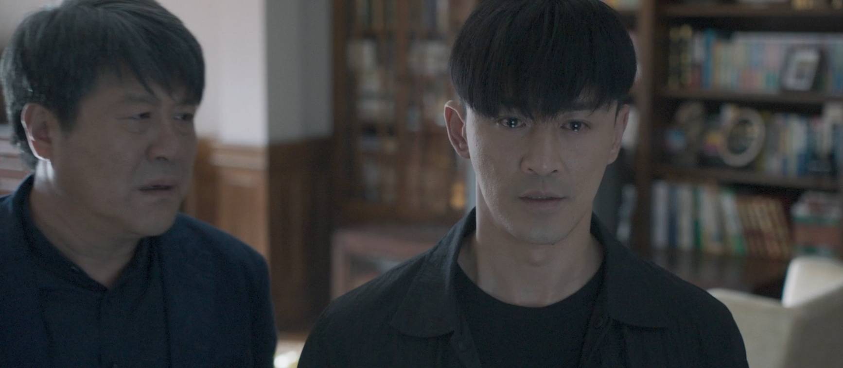 身份|《也平凡》肖建国身份暴露，季平刺伤生父，赵清研下线张小明崩溃