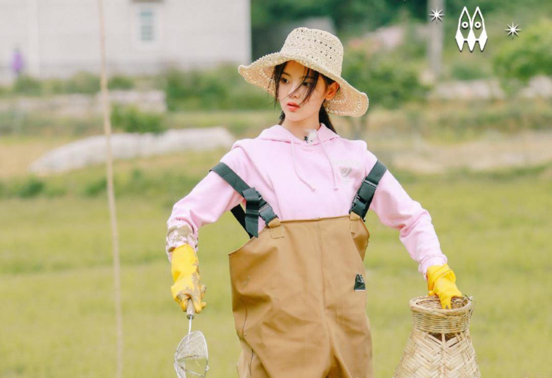 杨超越自称"全村希望",却连家乡都不回,在节目里把上海当老家