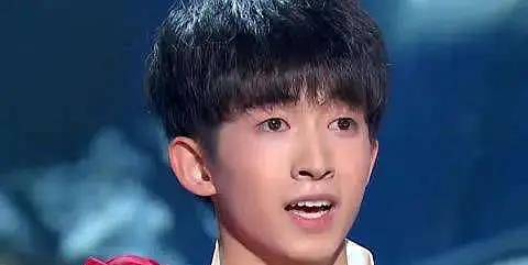 白上十男团成员比女星妆感还浓，手腕胸口抹粉，“踩高跷”成男版鞠婧祎