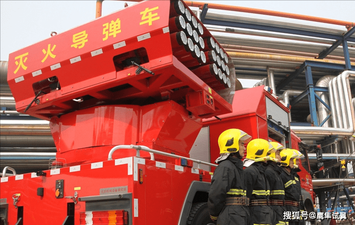 炮弹就是一种典型的灭火炮弹,它们将固体干冰通过炮弹,火箭弹打出去