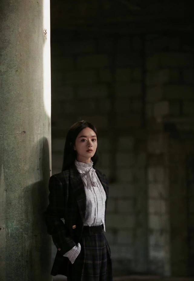 赵丽颖 赵丽颖形象大变彻底逆袭!穿黑色西装拍大片霸气十足,变腹黑女神