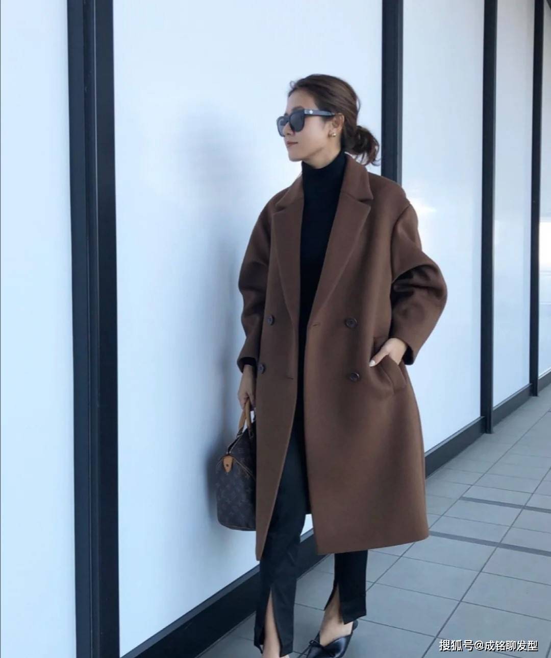 服装 越简单越高级，女人过了四十就别穿得太花哨，这几种搭配洋气减龄