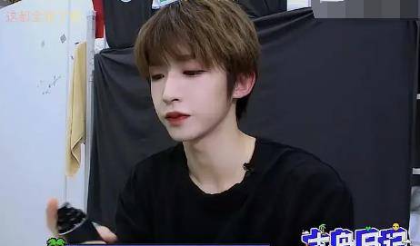 白上十男团成员比女星妆感还浓，手腕胸口抹粉，“踩高跷”成男版鞠婧祎