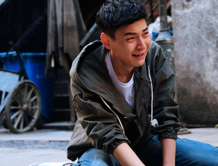 身份|《也平凡》肖建国身份暴露，季平刺伤生父，赵清研下线张小明崩溃