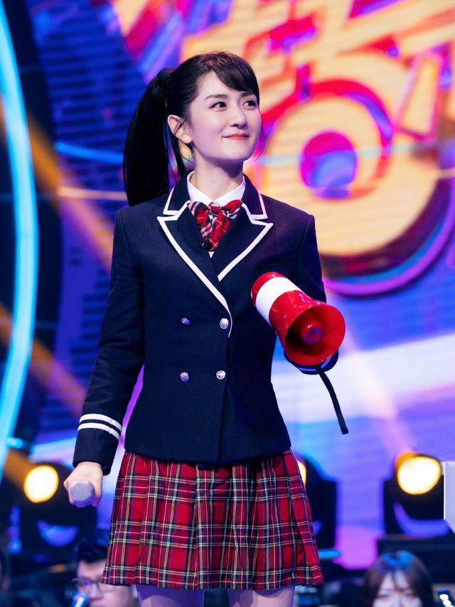 设计 谢娜撞衫“楚雨荨”，小西装搭配格纹半裙青春减龄，看不出年龄差