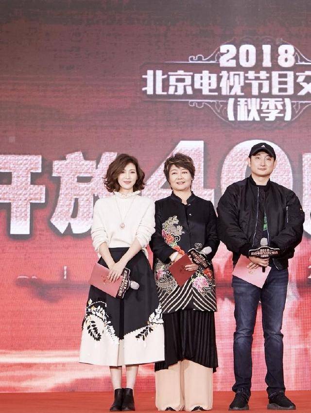 显得 童蕾气质好优雅！米白色针织衫搭配黑色半身裙简约大气，优雅知性