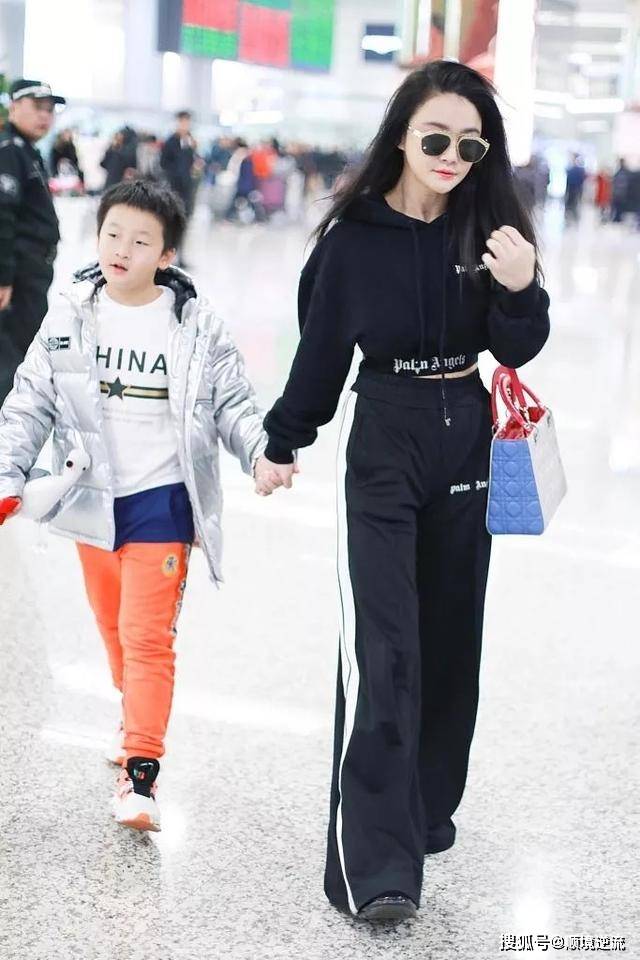 短裙 邹市明又带娃走机场,冉莹颖穿阔腿裤露脐装秀沙漏身材,比例惊人