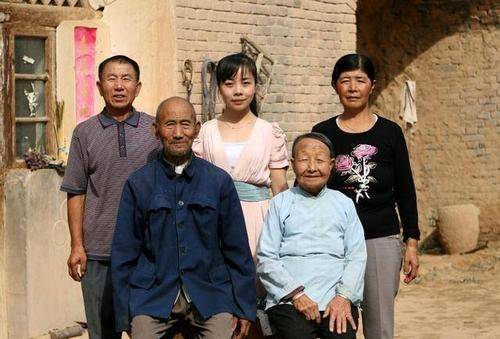 因为|她是国家一级演员，因房价太高回村生活，如今下地放牛成日常