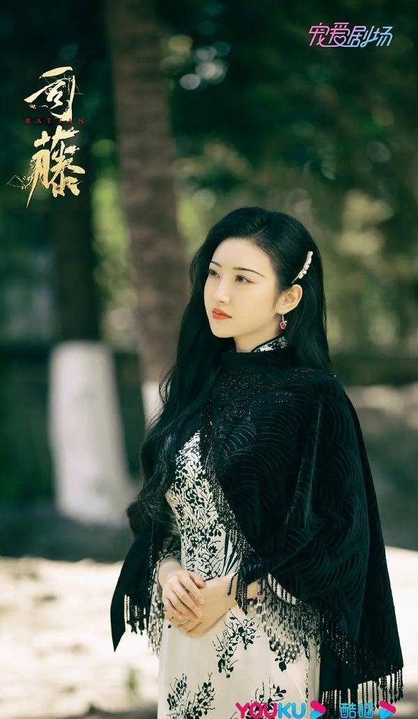 因为|司藤，在看服化道的同时，看看植物精是如何谈恋爱的