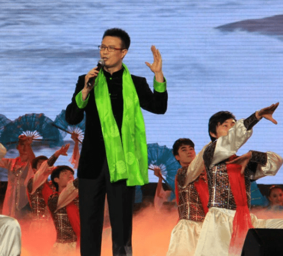 卫视|主持人白燕升又升职!从教授变成博士导师,台上拿奖笑得眼睛眯起