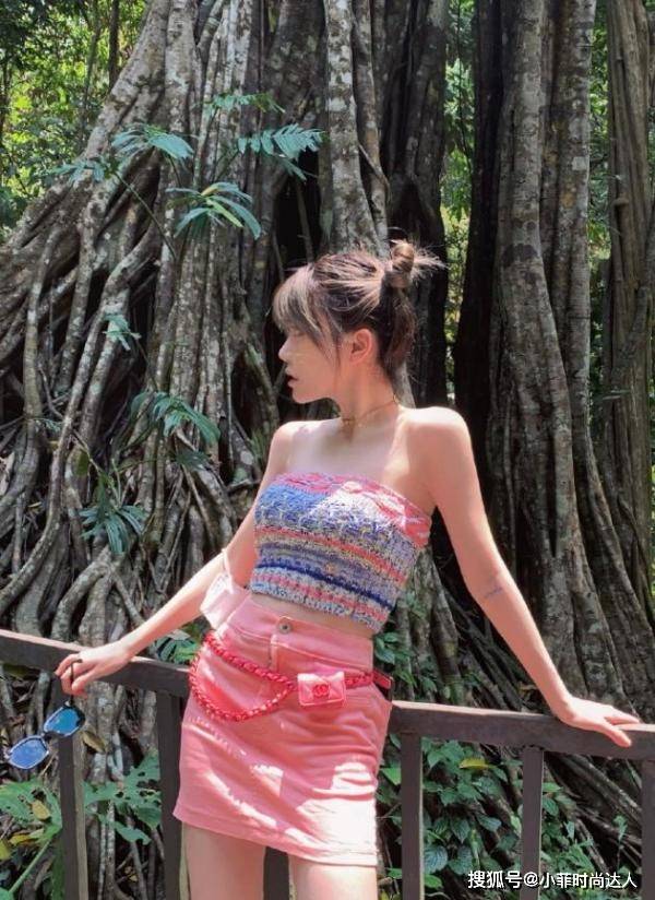 网红主播周淑怡粉嫩裙装气质甜腐团儿一姐地位不保