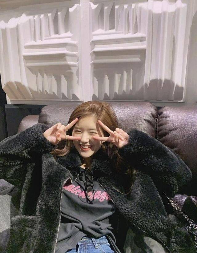 黑色 赵露思气质太清纯！烟灰色毛衣搭配牛仔裙温柔淑女，甜美俏皮