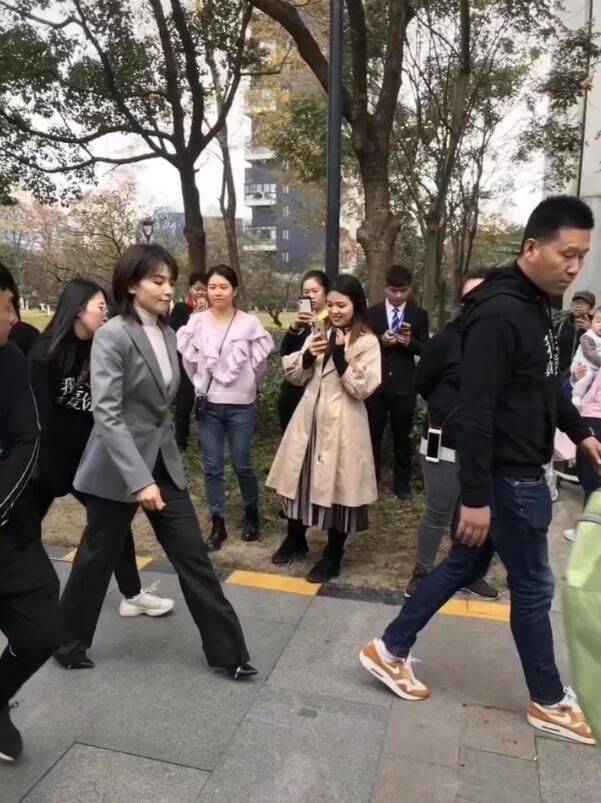 显得刘涛在台下被拍，穿裙子露腿冻得瑟瑟发抖，暗光下不漂亮身材壮！
