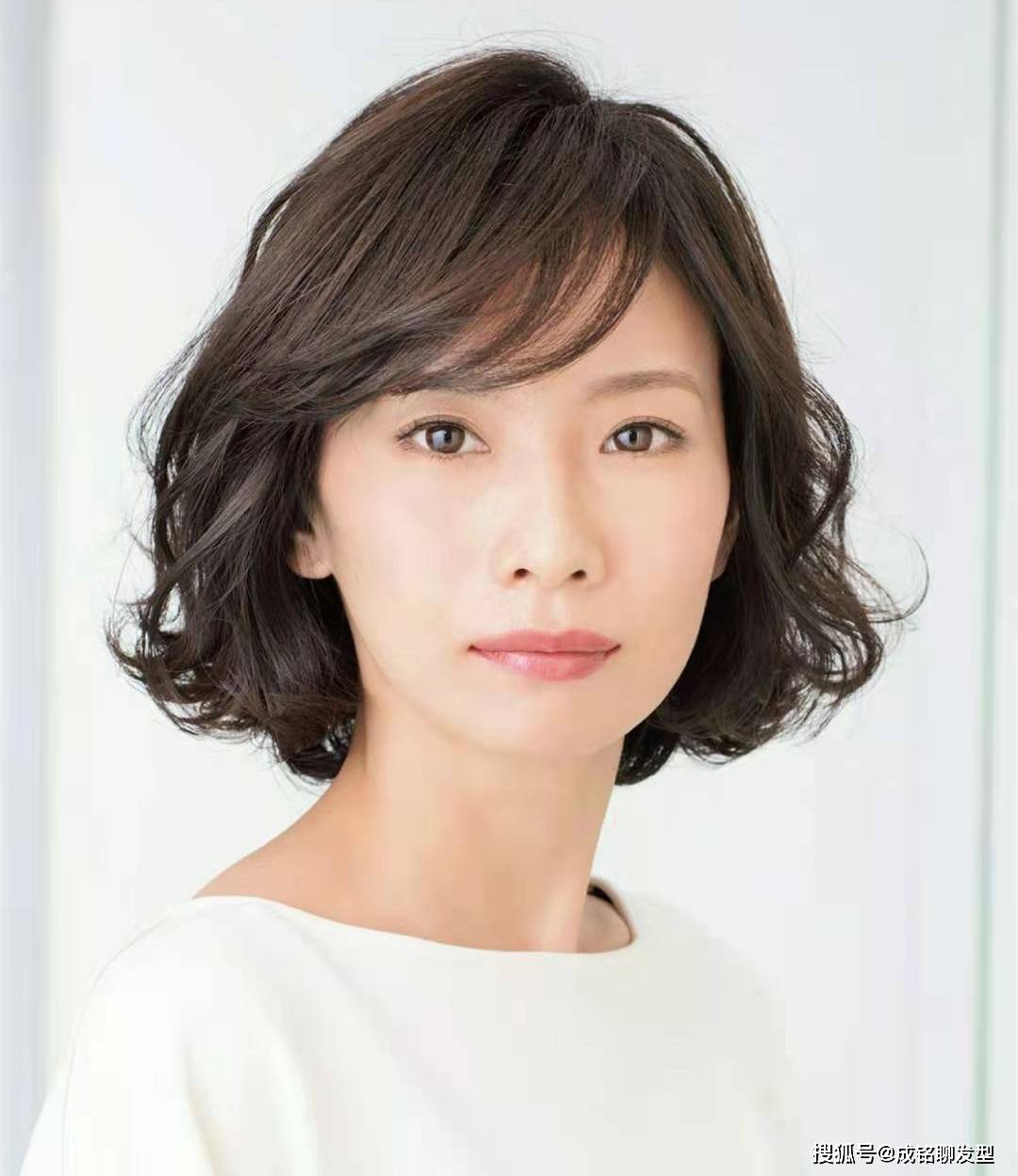 发型50岁白发太多适合什么发型？试试这三种方法，时尚减龄又显气质