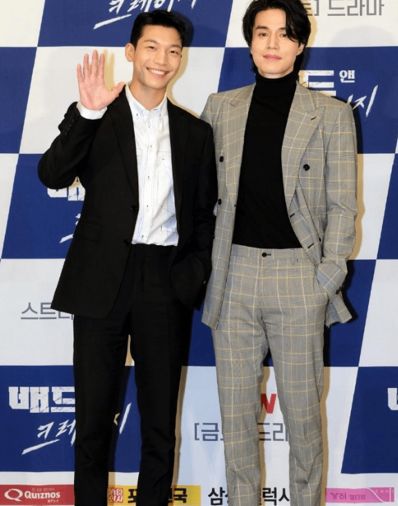 李栋旭不愧是模特出身的男星,184的身高驾驭起这样的板正衣服,却也能