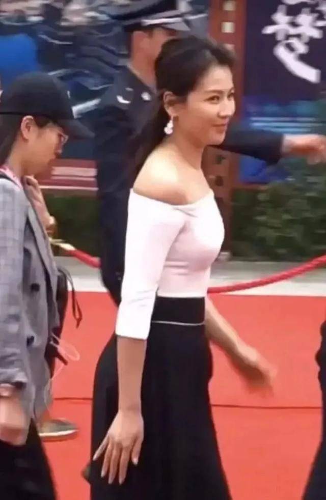 显得刘涛在台下被拍，穿裙子露腿冻得瑟瑟发抖，暗光下不漂亮身材壮！