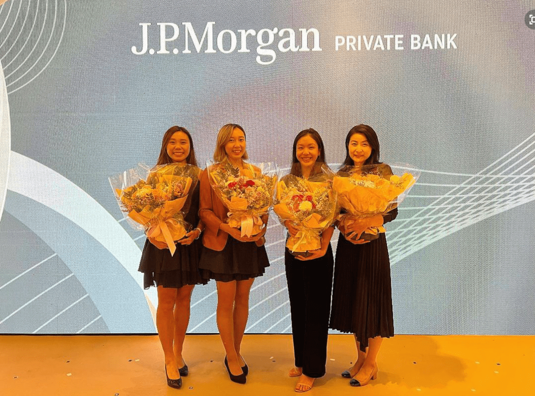 活动 郭晶晶穿百褶裙套装，站C位气质堪比霍思纬，霍启刚低调陪同老婆