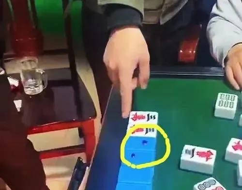 遂宁男子打麻将戴透视镜片出老千,被当场逮住,你以后还敢打吗?_网友_