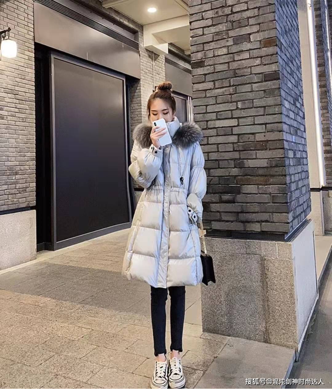 女孩子 冬季穿搭少不了羽绒服保暖，教你这些羽绒服的搭配，温暖又时髦