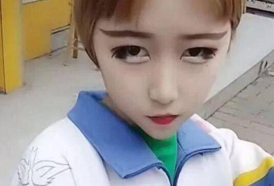 什么当“渣女妆”到了00后手里！你确定你拿的是眉笔，不是水彩笔吗