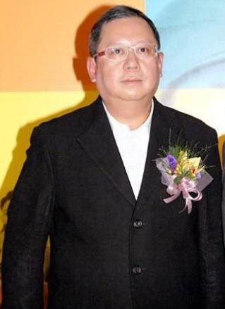 嫁给了霍英东的儿子霍震霆,而另一位就是谢玲玲,她嫁的是富三代林建岳