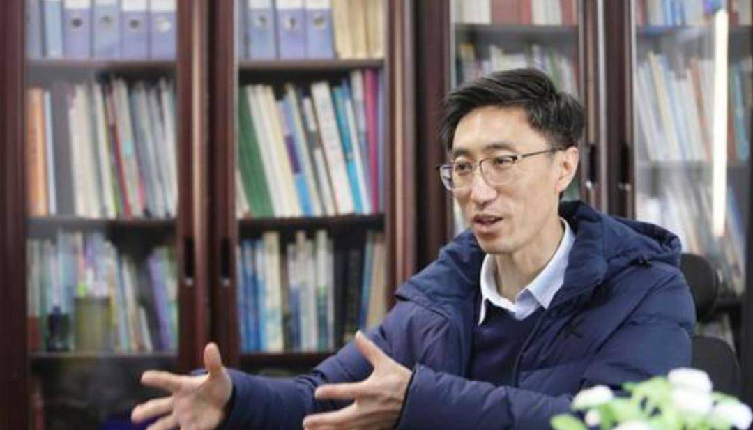 12月10日,一个冬日暖阳的下午,记者与刘巍老师约在辽宁大学进行了采访