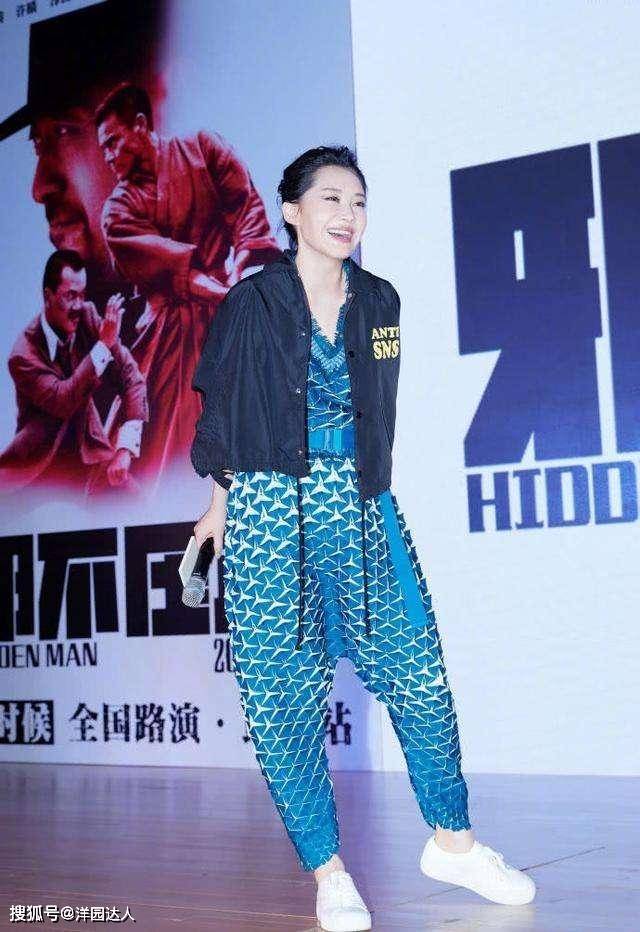 连体 许晴终于换风格,穿工装风连体裤又酷又美,配骆驼趾恨天高看不懂