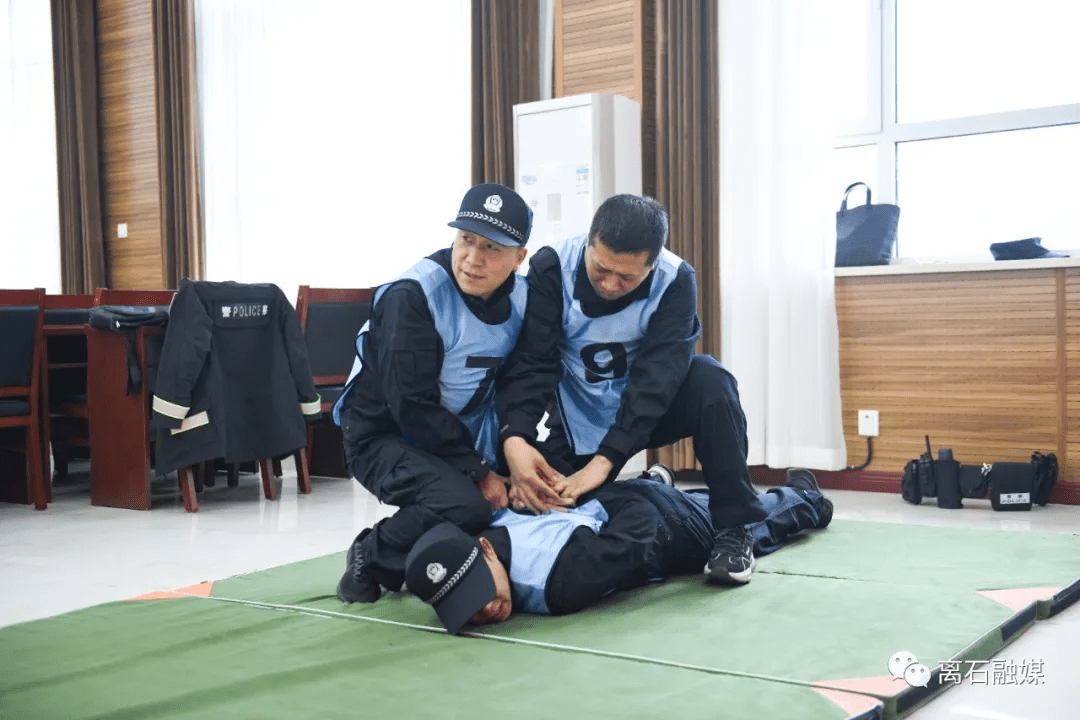 山西省公安厅全警实战大练兵调研组深入离石公安分局考核送教_警务