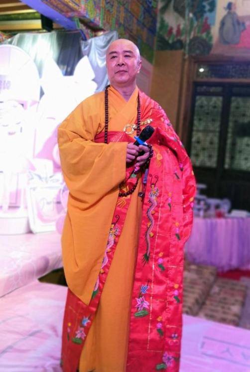 组图:63岁"唐僧"徐少华脖挂大串佛珠卖力表演_何方_敢问路_商演