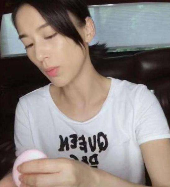 手部那些被“上帝吻了脸，却忘了摸手”的明星，真想给他们一些护手霜