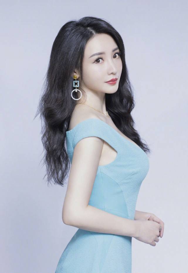 脖颈 39岁的柳岩不一般！浪漫大波浪配紧身裙，凹凸曲线太吸睛