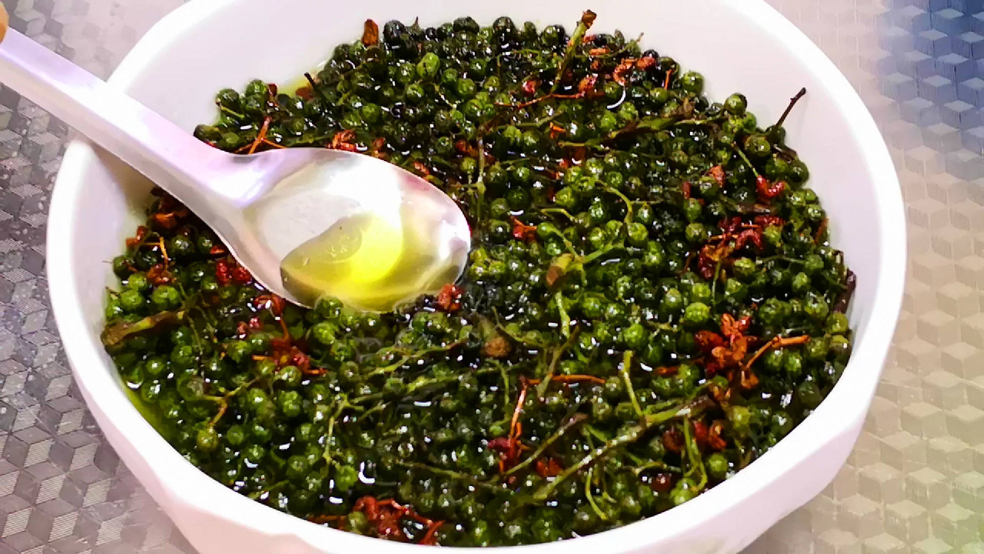 炸花椒油 直接下锅炸是不对的 教你最好吃做法 又香又麻味道好 桂皮 姜片 香味