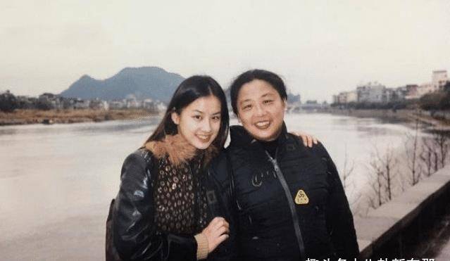 当时节目中黄圣依带着儿子回上海娘家,黄妈妈首次亮相即惊艳观众,老