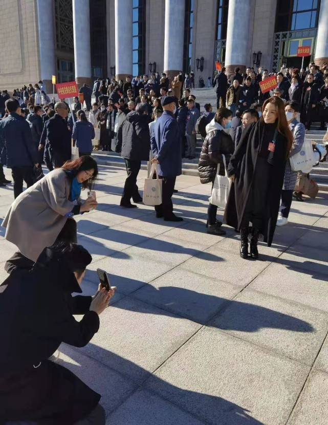 美得 央视主持天团出席文代会！53岁周涛穿大衣美得突出，可惜董卿缺席