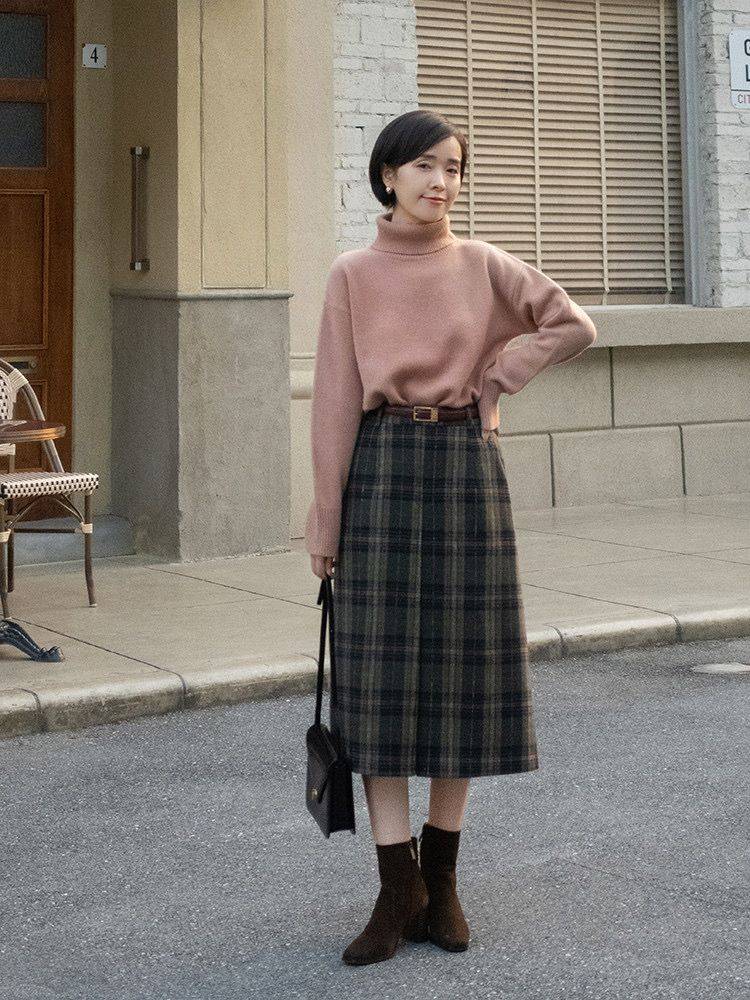 毛衣 40岁女人别刻意扮嫩,学70后博主穿“格纹裙+毛衣”,优雅又减龄
