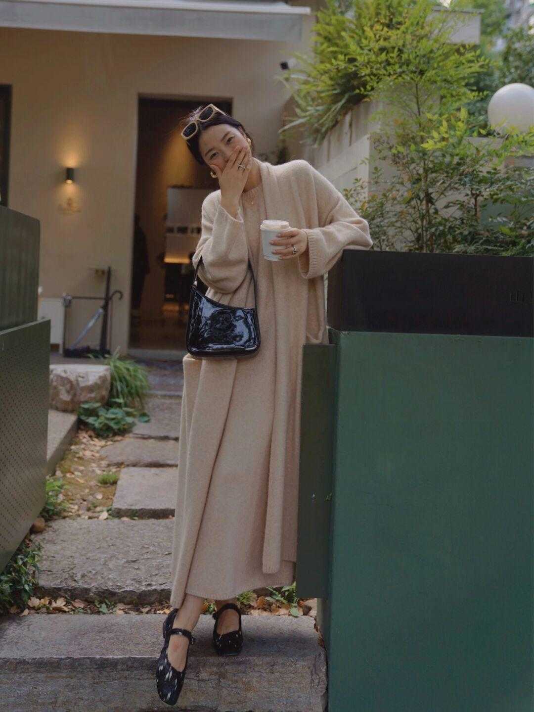 裙子 长款针织衫穿搭指南，搭配裙子与阔腿裤简约大气，高级优雅又洋气