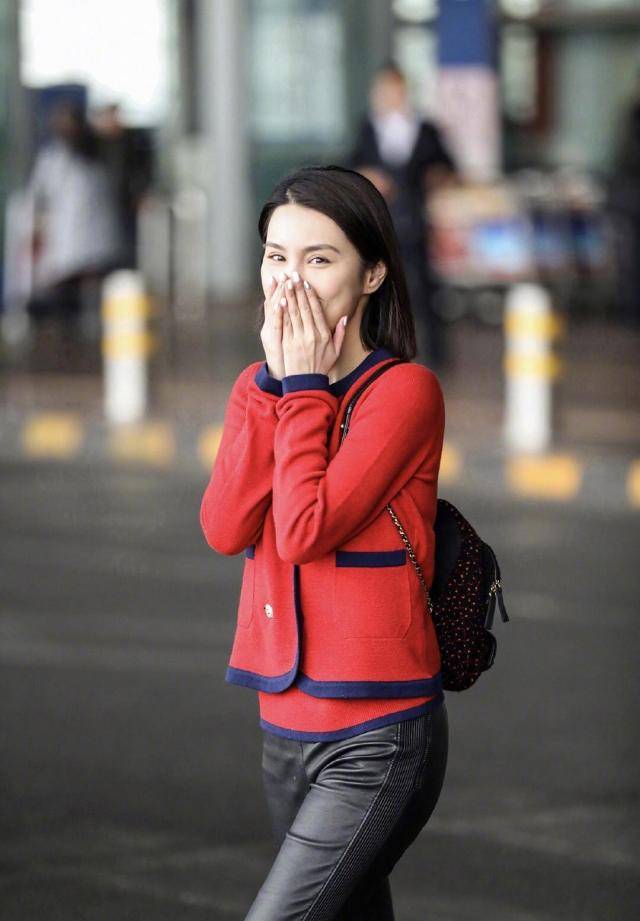 黑色 韩丹彤真的好会穿!身穿红色针织衫搭配黑色皮裤个性时髦,美呆了