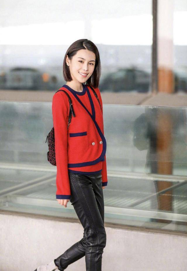 黑色 韩丹彤真的好会穿!身穿红色针织衫搭配黑色皮裤个性时髦,美呆了