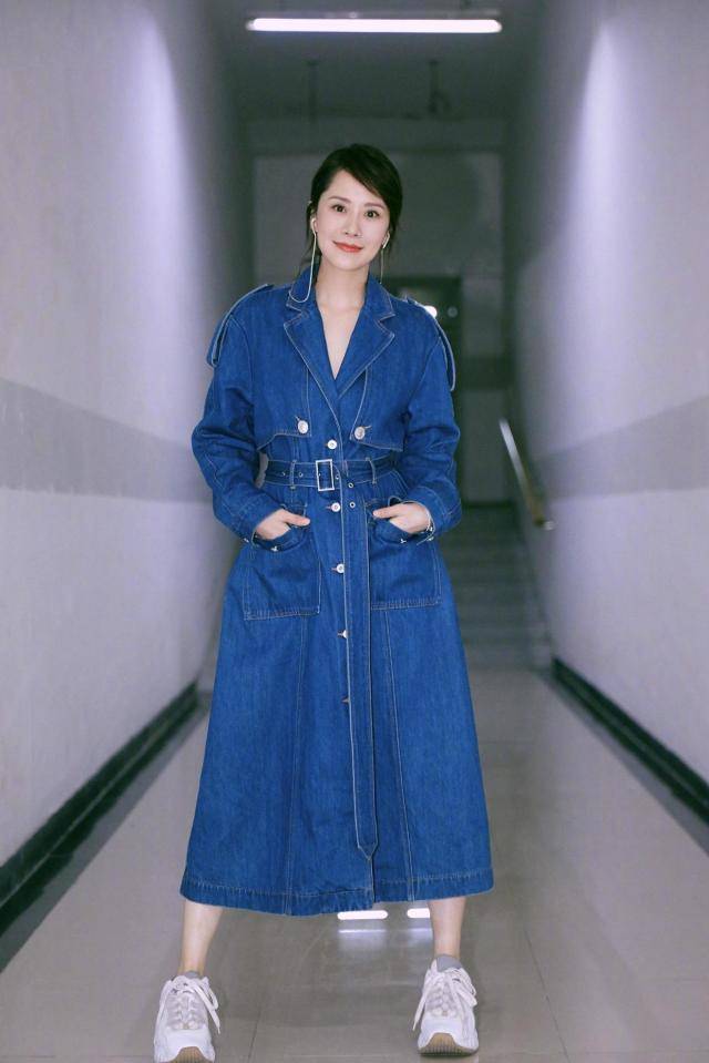 颜色 海清是短发女星里比较有女人味的，穿羊羔毛大衣走机场，美丽动人