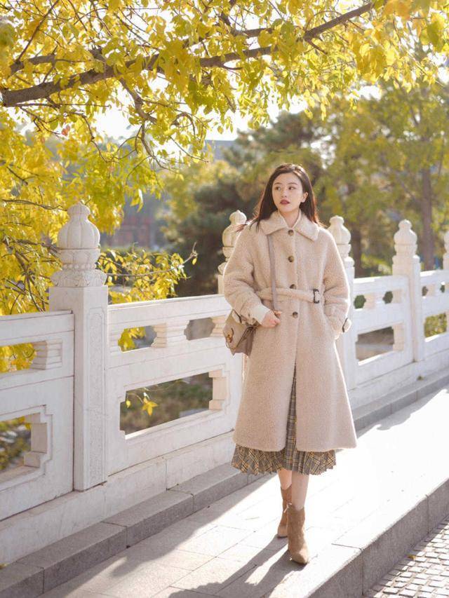 设计 小姐姐“毛绒绒”外套好温馨，外套保暖还时髦，2021的流行款?