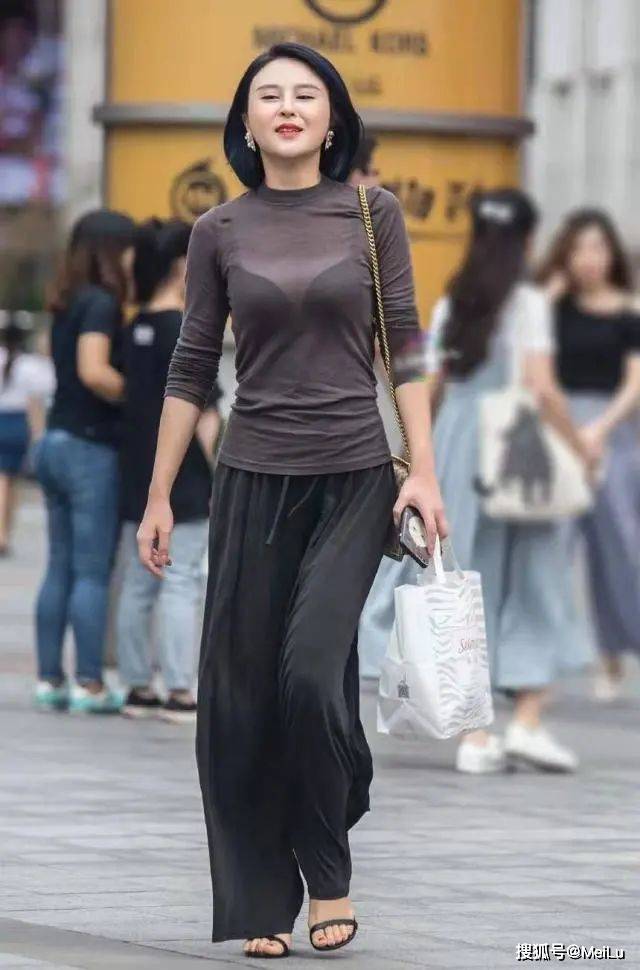 棉质 30岁的女人在穿搭上要很有讲究,就可以让你温婉大方又显魅力